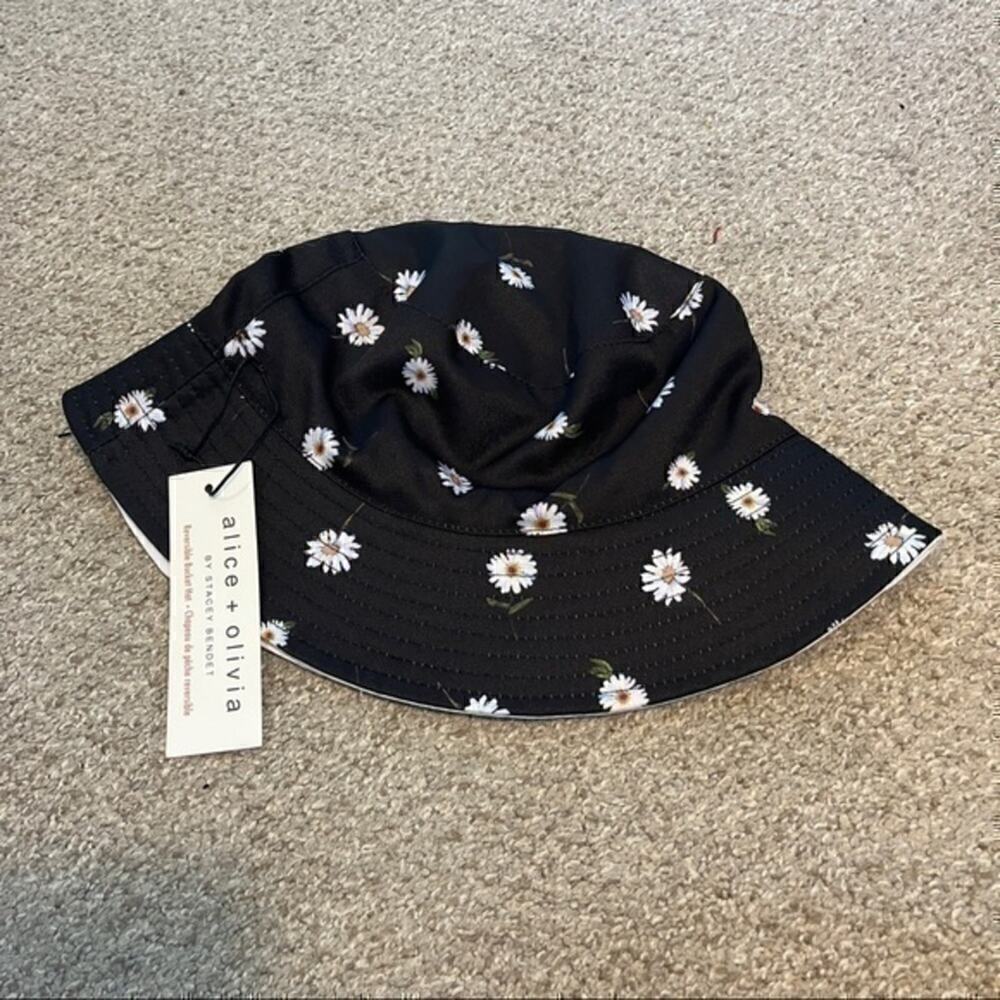 Alice + Olivia Reversible Daisy Bucket Hat Black White Floral NWT / NWOT - Picture 5 of 9